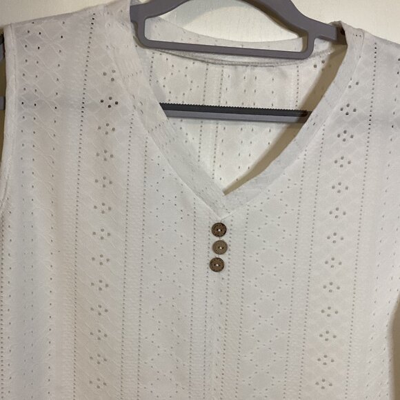 Women's White Sleeveless Top Size 2XL Eyelets Vacation V-Neck - Picture 2 of 6